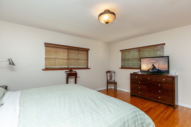 Building Photo - 5760 SW 51st St