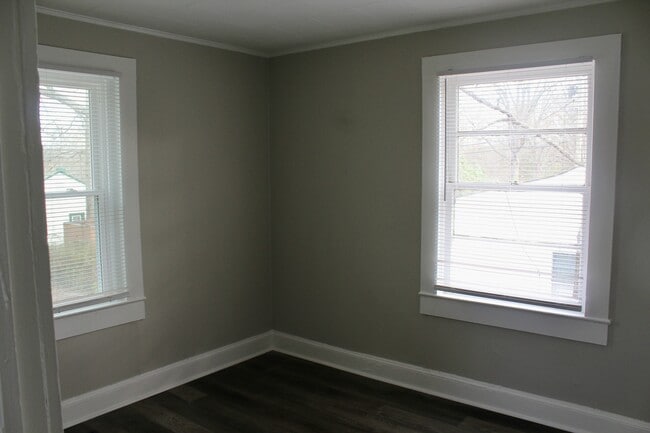 Building Photo - 1204 W Mauney Ave