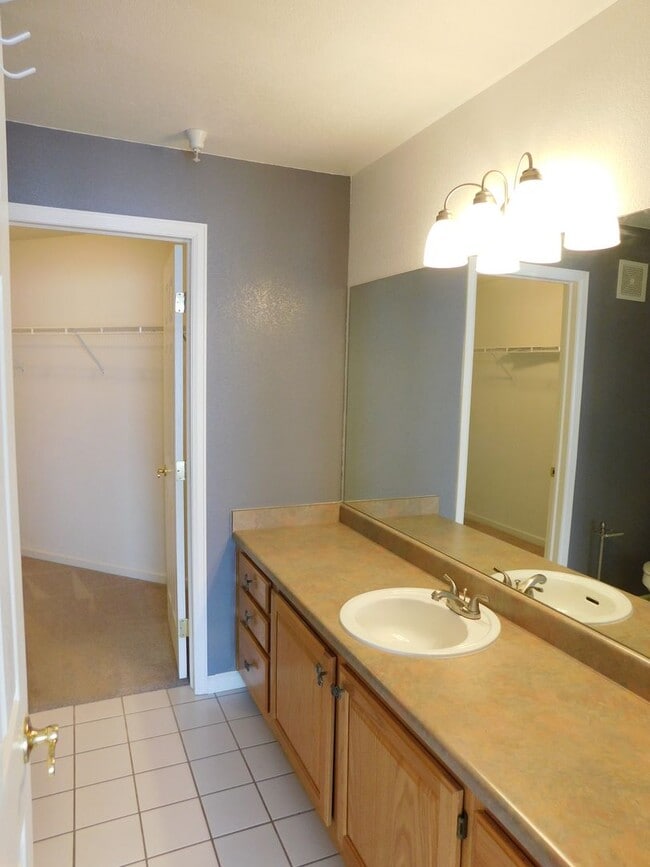 Building Photo - 3 Bed | 2 Bath | 1,264 sq ft | Littleton, CO  **Available Mid August**