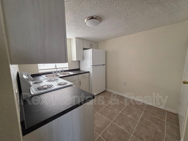 Building Photo - 2337 15th Ave S