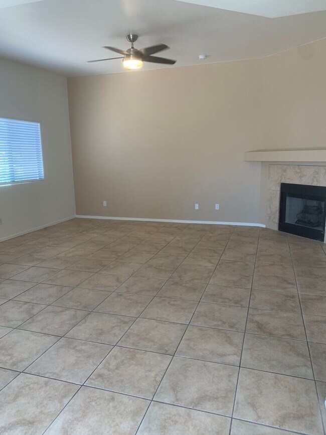 Building Photo - 9115 E Esperanza Dr