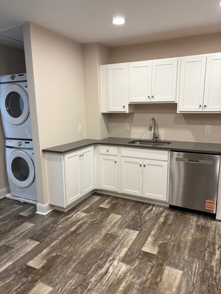 In unit washer and dryer - 905 N Orange St