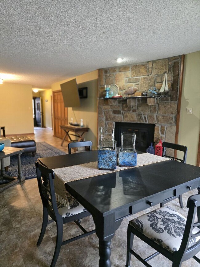 Building Photo - Lakeside Condo