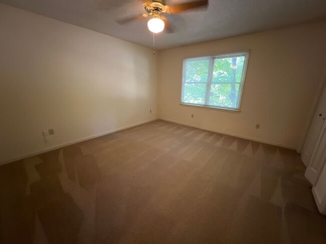 Building Photo - 2 Bedroom Townhouse