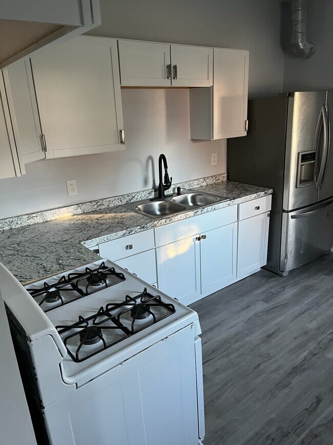 Building Photo - 2347 Rosedale Ave