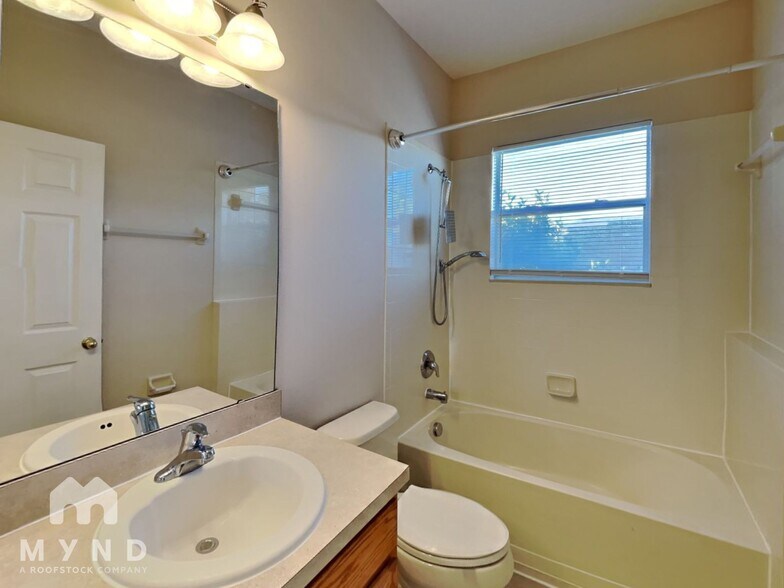 Building Photo - 927 Meadow Glade Dr