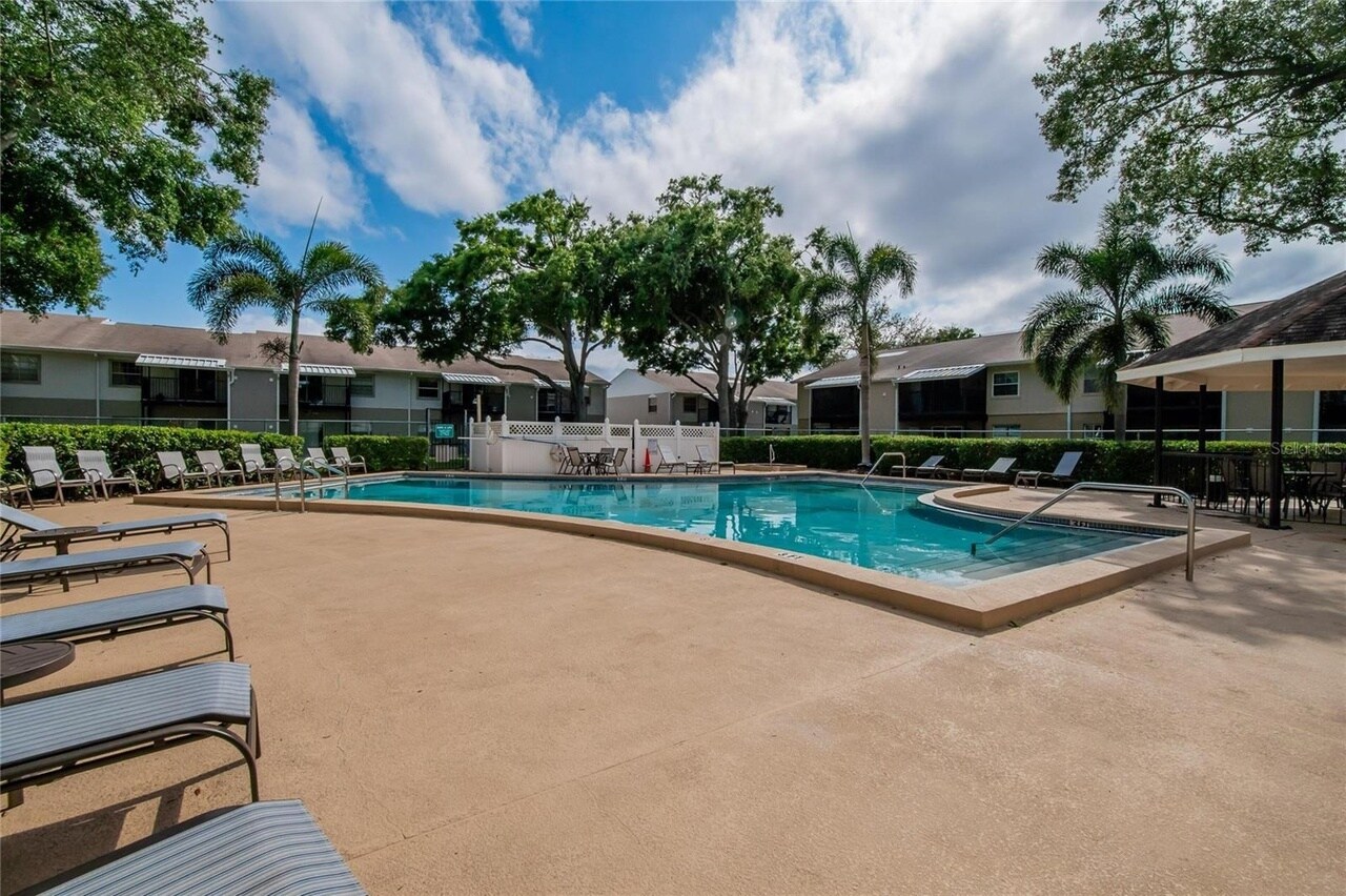 Building Photo - 4513 S Oak Dr