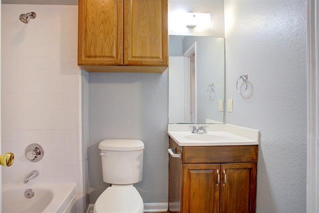 Building Photo - 313 Queens Ct S