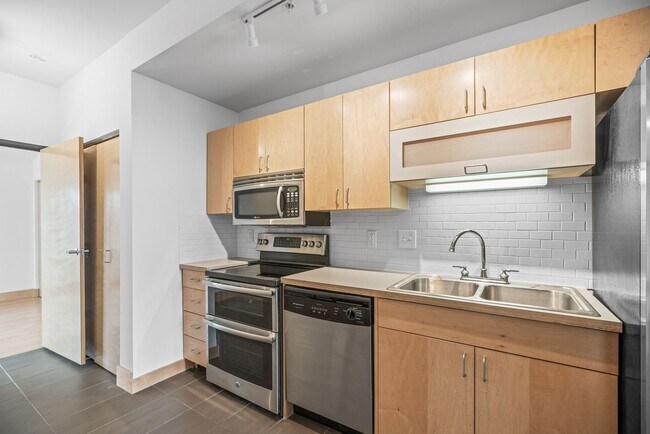 Building Photo - Modern 1-Bed 1.5-Bath + Den Condo in Minneapolis!