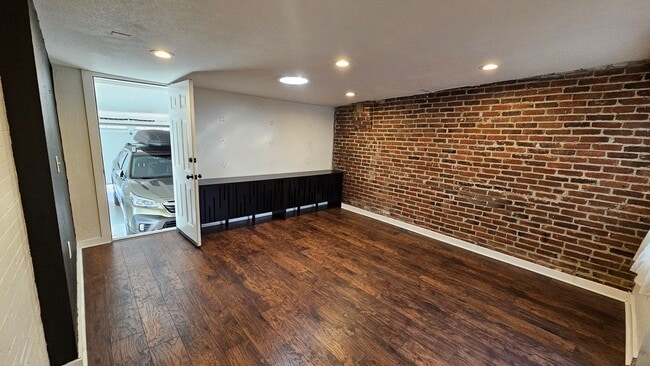 Building Photo - Modern Park Hill Home