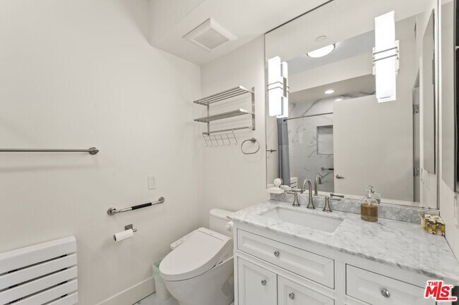 Building Photo - 13600 Marina Pointe Dr