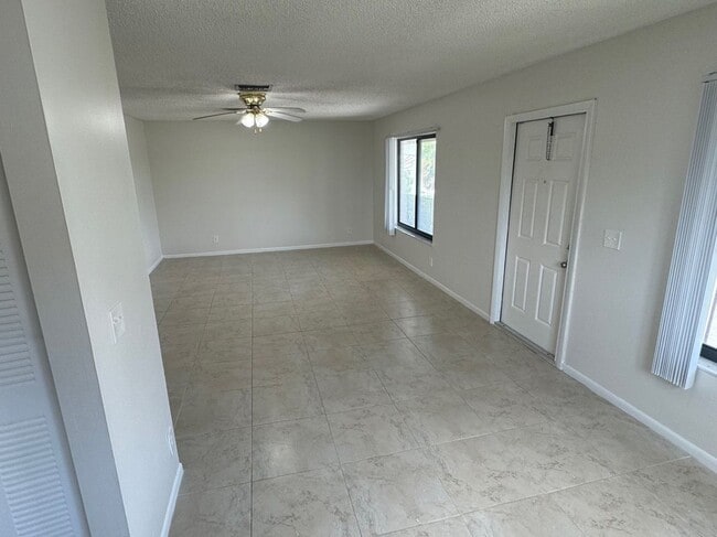 Building Photo - 1181 W River Dr