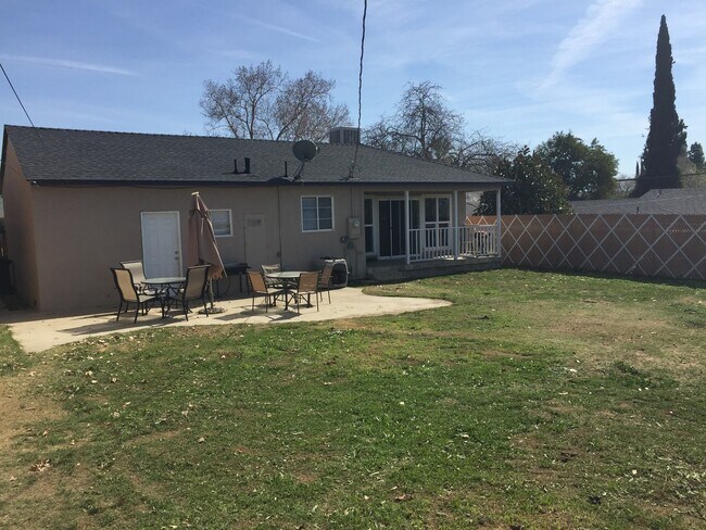 Building Photo - 3 Bed / 1 Bath Home Near Bakersfield College – $1,725 + Deposit