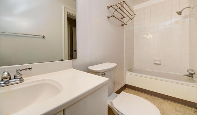 Building Photo - 1427 1/2 Bryden Road Unit