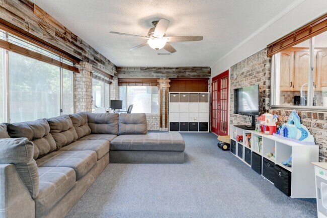 Building Photo - 303 Manning Dr