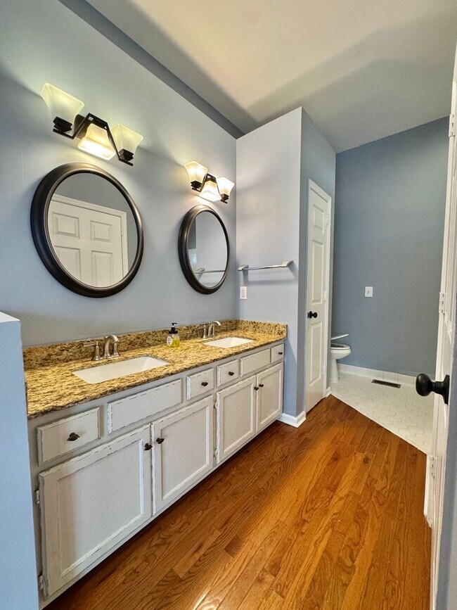 Building Photo - 3 Bed, 2 Bath Home w/ Garage