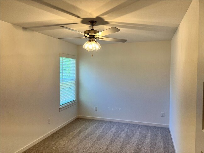 Building Photo - 590 N Cresswell Dr