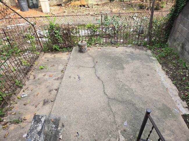 Building Photo - 3 Bedroom 1 Bathroom Townhouse