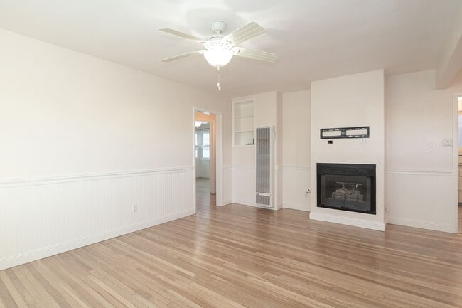 Building Photo - 3845 Sunset Ln