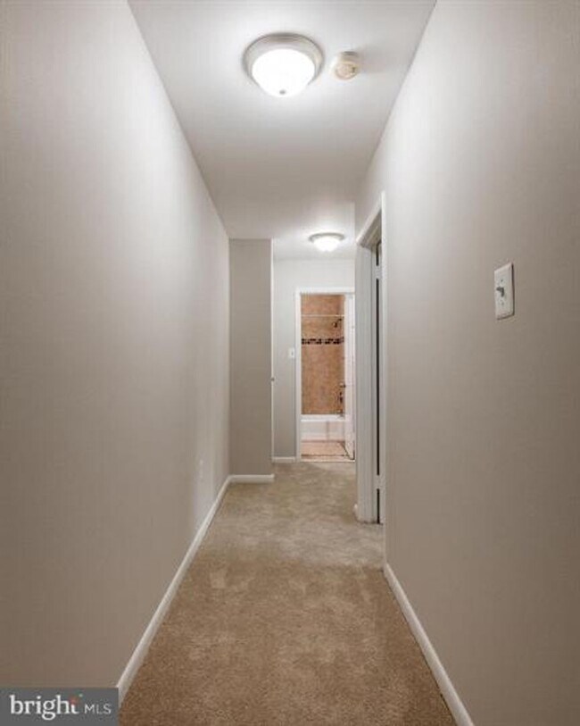 Building Photo - 10619 Weymouth St