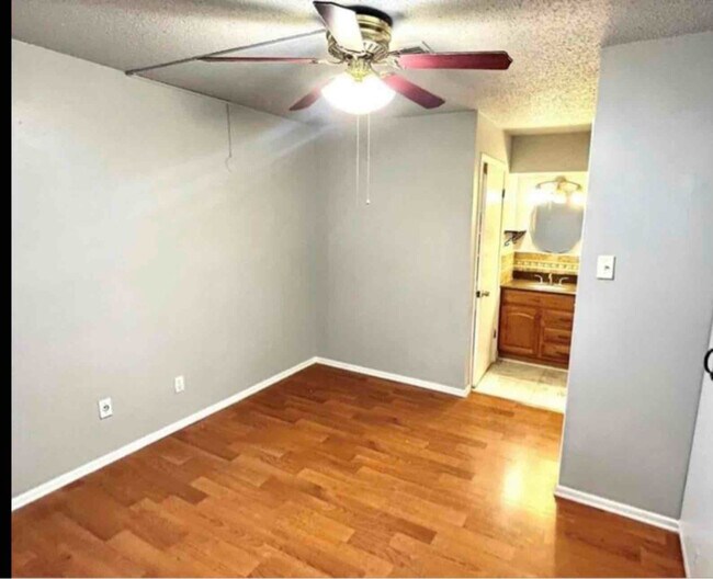 Building Photo - 2315 Loreco St