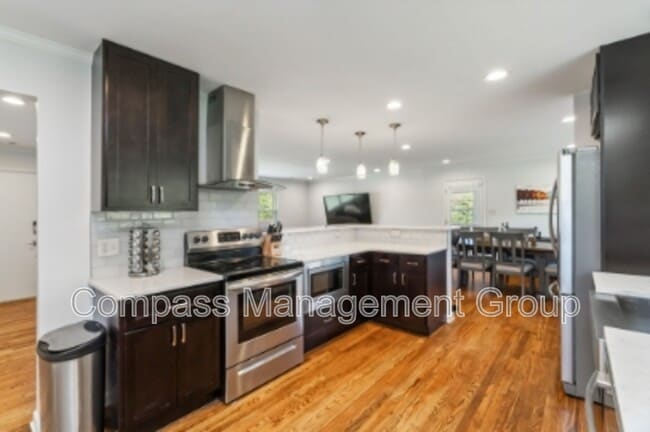 Building Photo - 217 Buckingham Dr