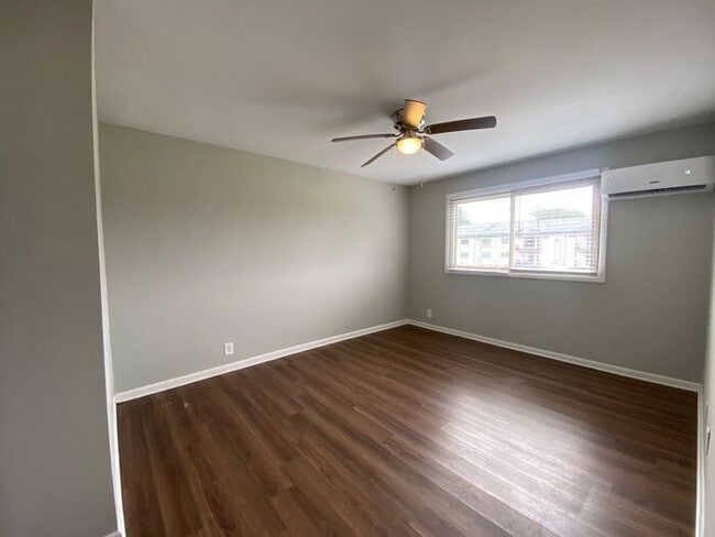 Building Photo - 2 Bedroom Unit was recently renovated. Liv...