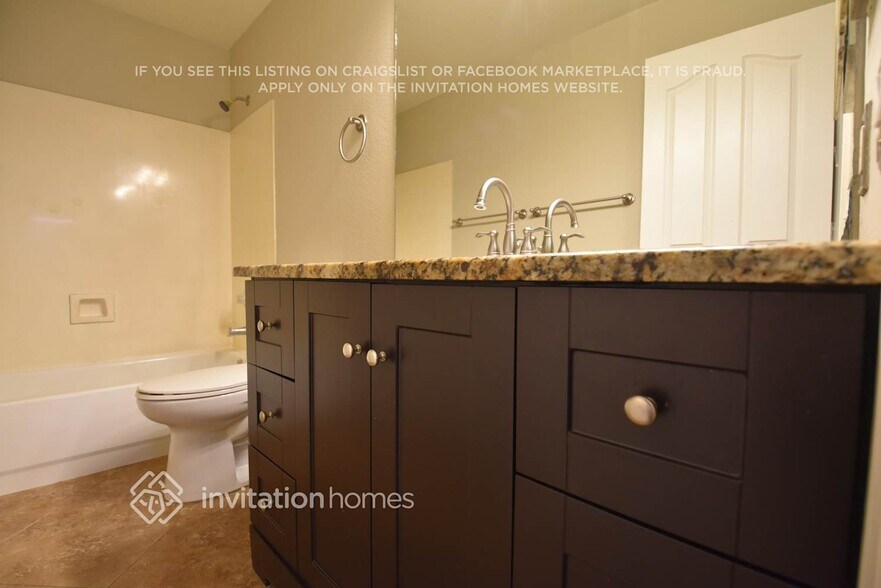 Building Photo - 6943 E Lakeview Ave