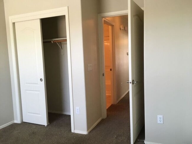 Building Photo - Sun-Drenched 3BR Tucson Residence with Expansive Backyard & Covered Patio