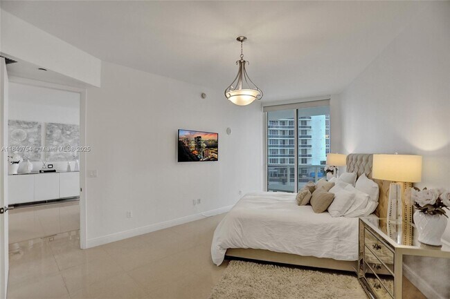 Building Photo - 15901 Collins Ave