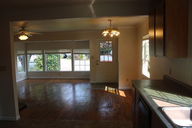 Building Photo - 3 Bedroom, 1.5 Bathroom House! Available now!