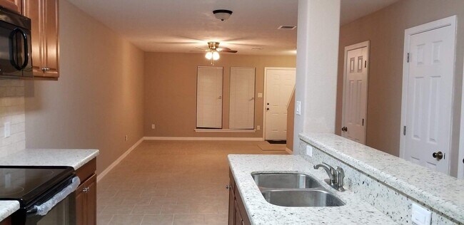 Building Photo - 903 Balcones Dr
