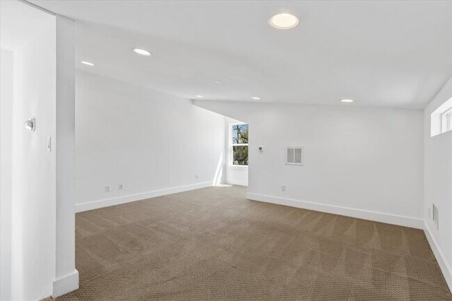 Building Photo - 1114 Walton Ln