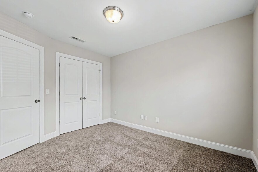 Building Photo - 846 Silver Leaf Dr