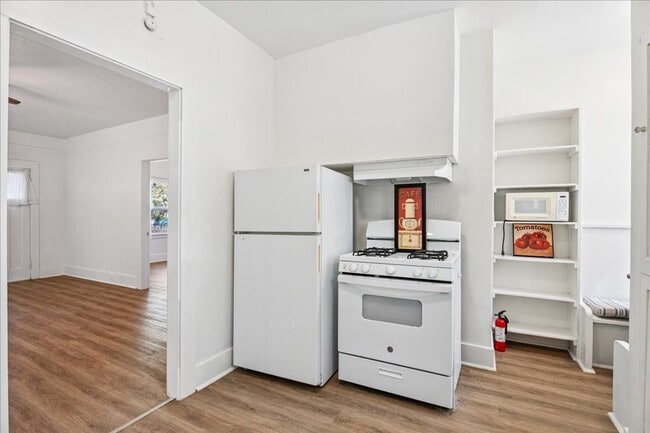 Building Photo - 204 J St