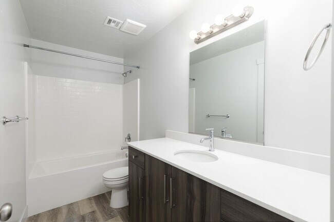 Building Photo - 4 bed | 2.5 bath | 2 car in Desert Canyons
