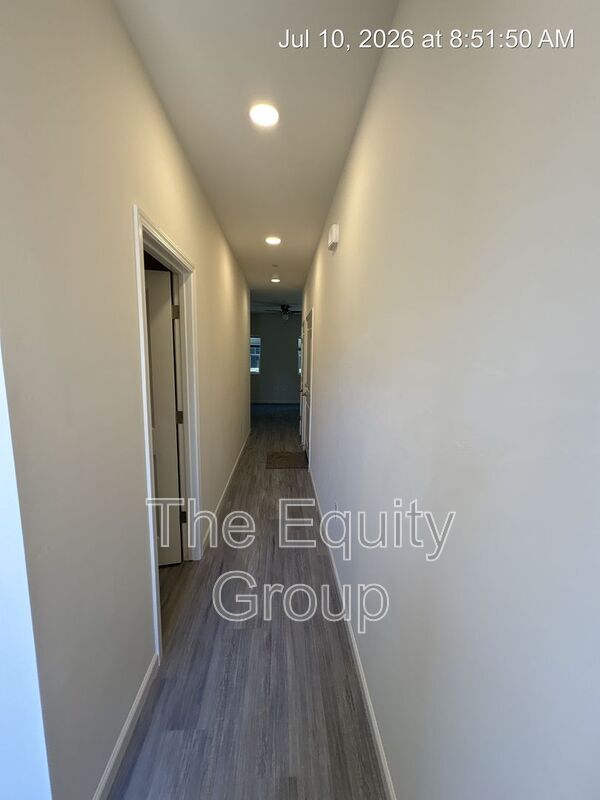 Building Photo - 725 S Pinkham St