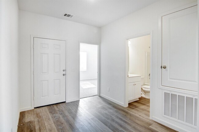 Building Photo - 5002 Highland Spgs Dr