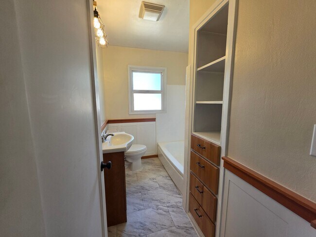 Building Photo - 1420 Madrona Ave SE