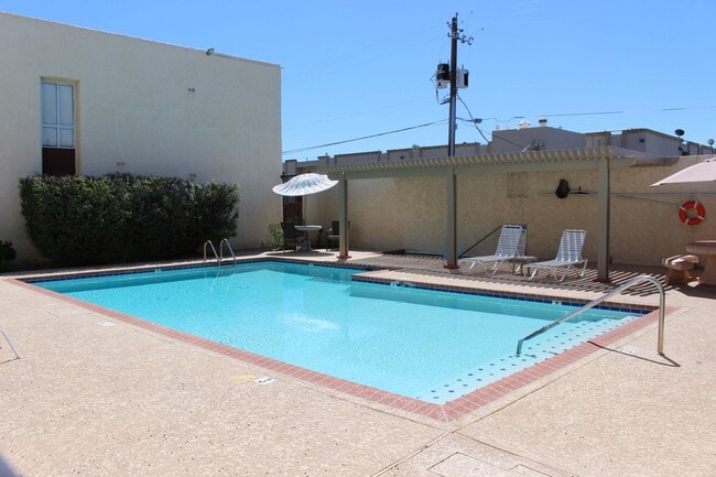 Building Photo - Upstairs 1 bedroom in Fairmont Gardens Com...