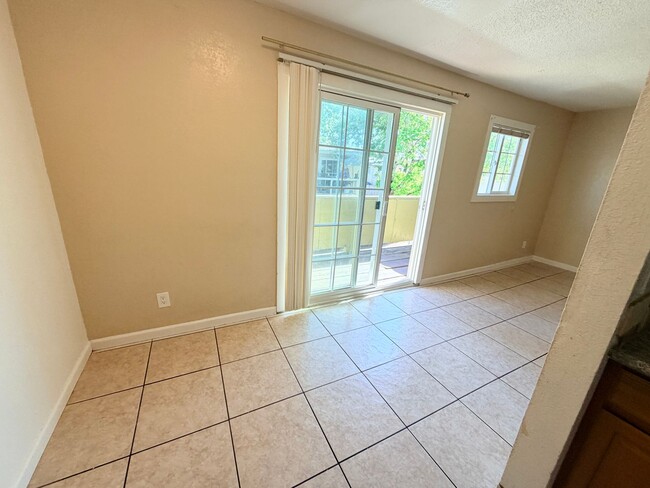 Building Photo - Comfortable 2BD/1BA with water&garbage Included in Santa Rosa