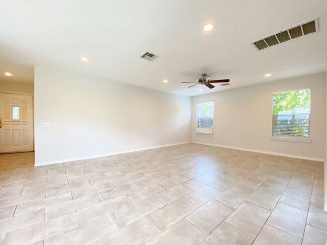 Building Photo - Spacious 4 Bed 3 Bath Rental with Modern T...