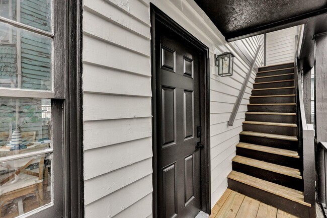 Building Photo - Fully renovated home in Charleston!