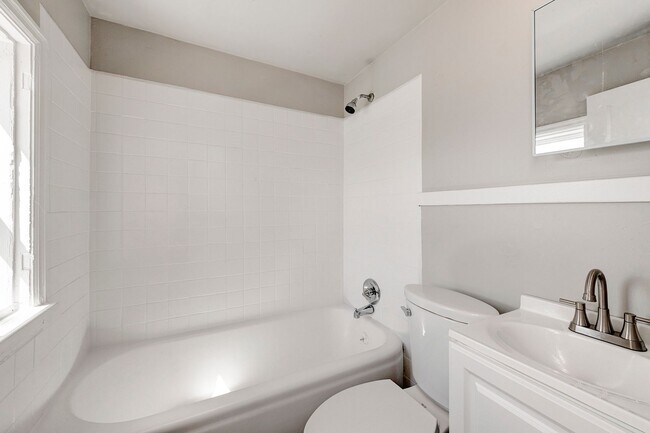 Building Photo - ? Only $899! Modern 1st-Floor Apartment with Covered Porch + Utilities Included?