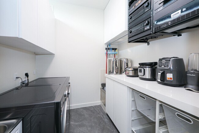 Building Photo - 3013 George Martin Dr