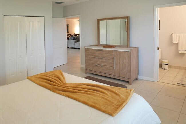 Building Photo - 821 SW 13th Ct