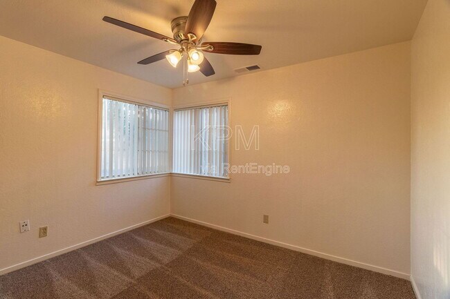 Building Photo - 325 E Mariposa Ave