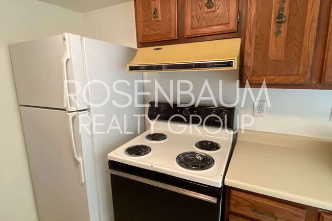 Building Photo - 2625 N Alvernon Way