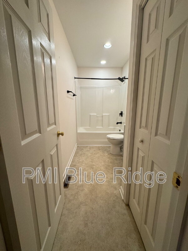 Building Photo - 46 Madison Heights Dr