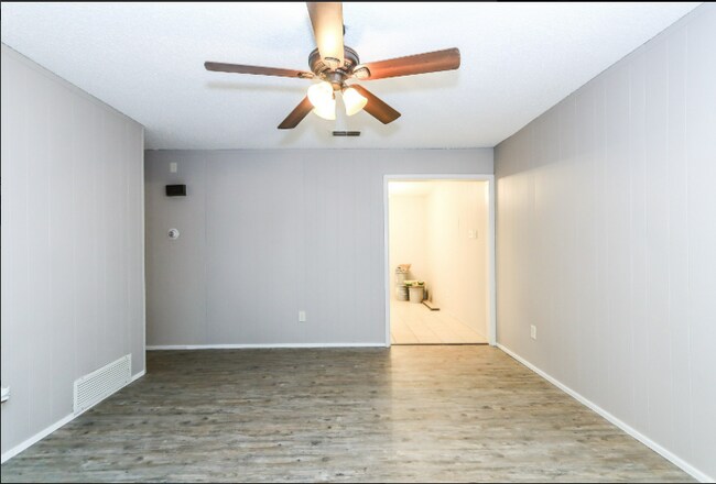 Building Photo - 2 Bedroom Duplex!